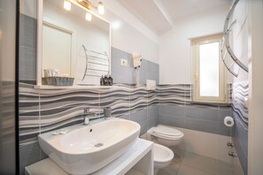 Vierbettzimmer, Balkon | Badezimmer