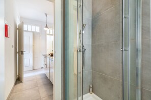 Standard-Apartment, 2 Schlafzimmer | Badezimmer | Dusche, Handtücher