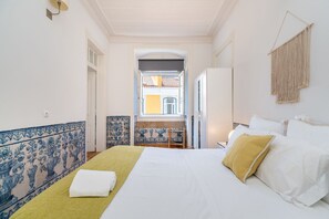 Ein Hotelzimmer mit Bett, Fenster und Blick auf die Straße.