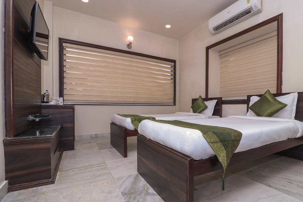 Desk, iron/ironing board, rollaway beds, free WiFi