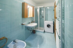 Apartamento, 2 quartos | Banheiro | Chuveiro, bidê, toalhas de banho 