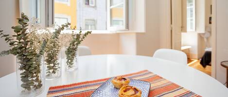 标准公寓, 2 间卧室, 城市景观 | 起居区 | 32-英寸电视(配备有线频道)