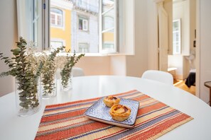 Appartamento Standard, 2 camere da letto, vista città | Area soggiorno | TV 32 pollici con canali via cavo