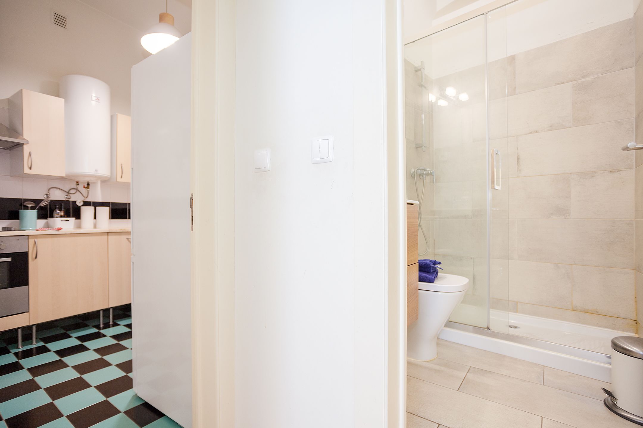 Un baño moderno con ducha envuelta en vidrio, un inodoro y un lavamanos.