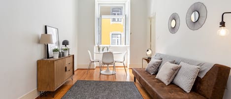 Apartemen Standar, 2 kamar tidur, pemandangan kota | Area keluarga | Televisi 32-inci dengan saluran TV kabel