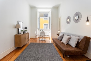Appartement Standard, 2 chambres, vue ville | Coin séjour | Télévision de 32 pouces avec chaînes par câble