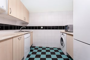 Appartement Standard, 2 chambres, vue ville | Coin cuisine privé | Réfrigérateur, micro-ondes, four, plaque de cuisson