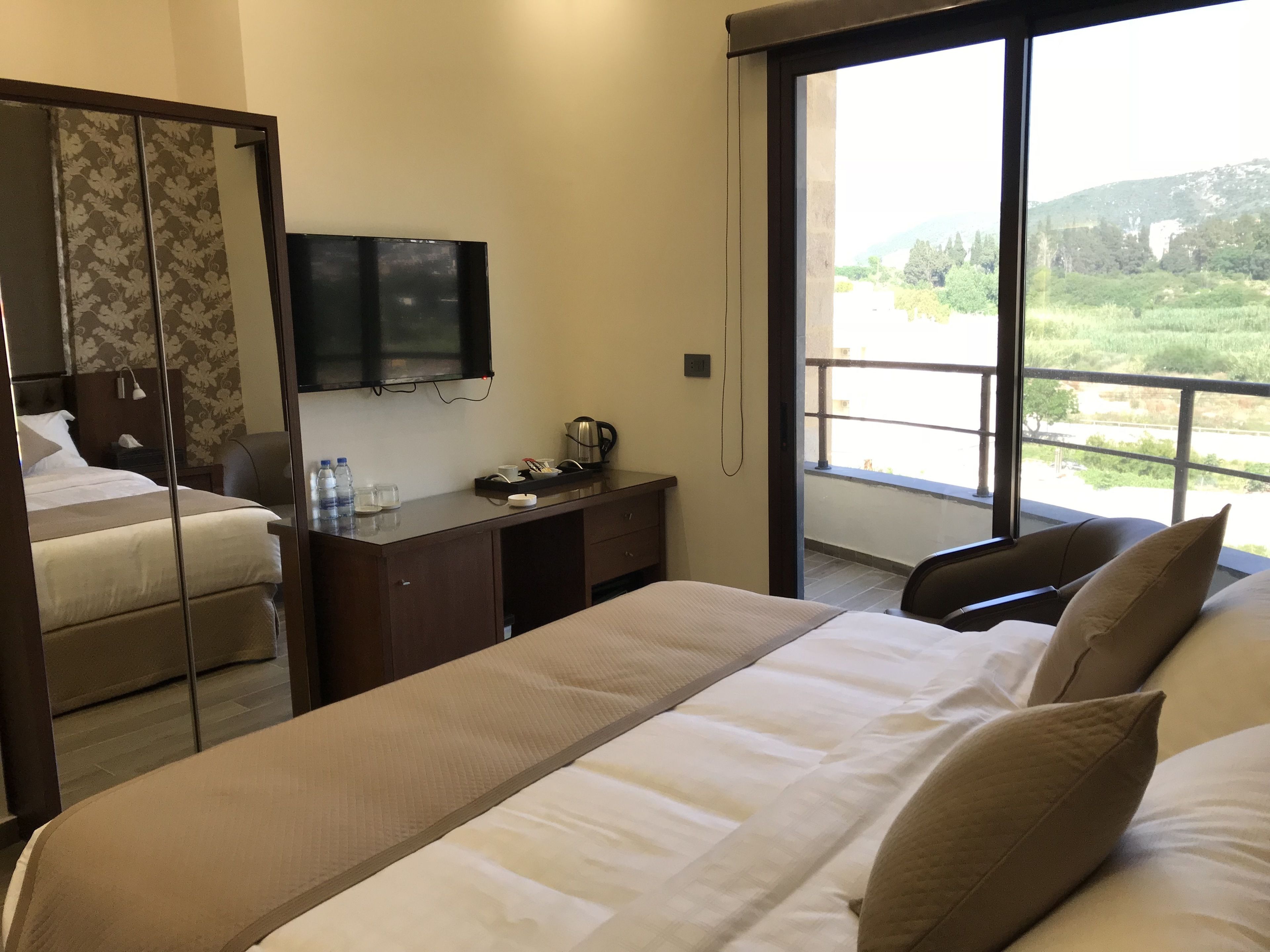 standard room, 1 king bed | premium bedding, minibar, in-room safe, desk