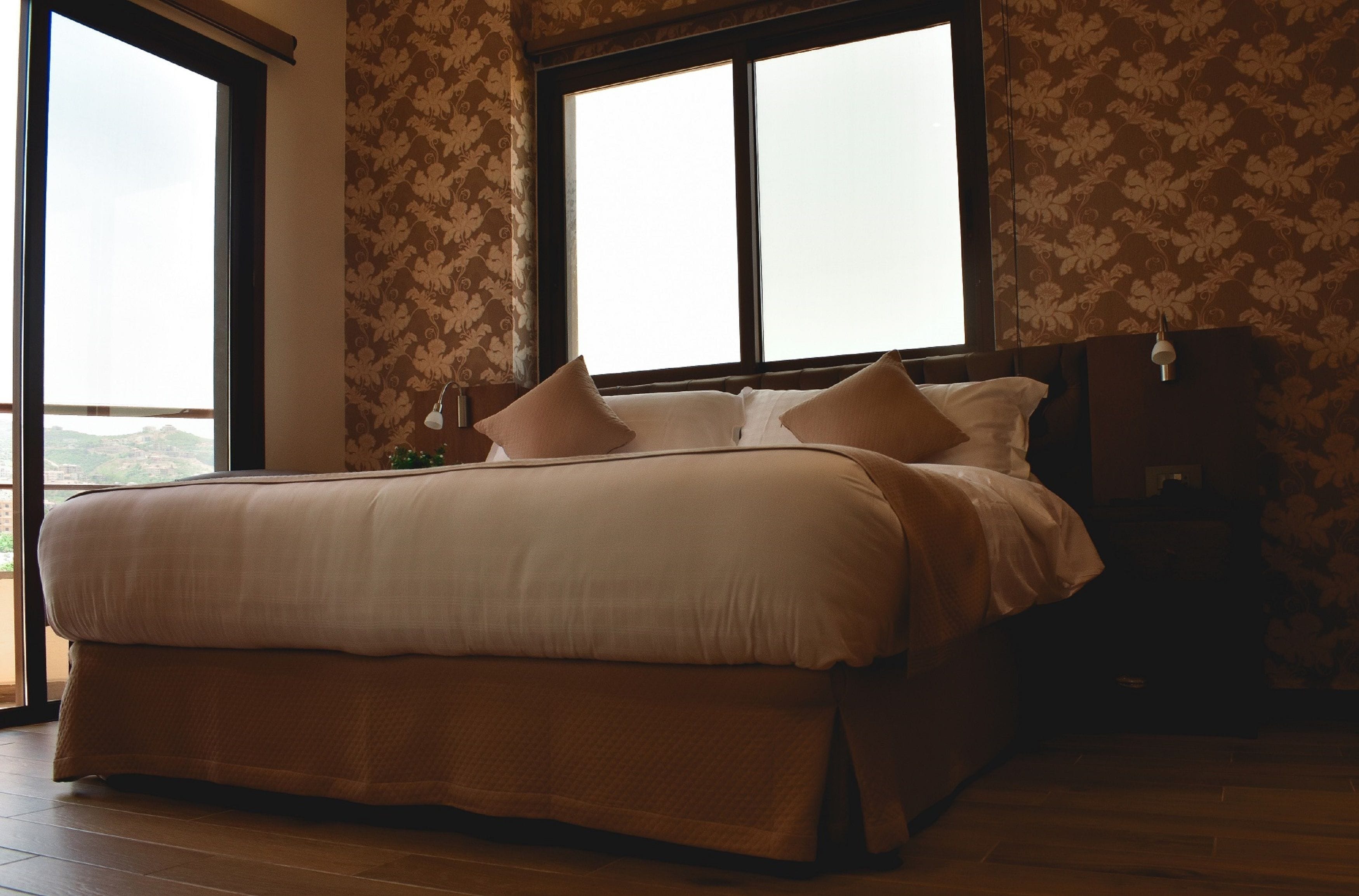 standard room, 1 king bed | mountain view