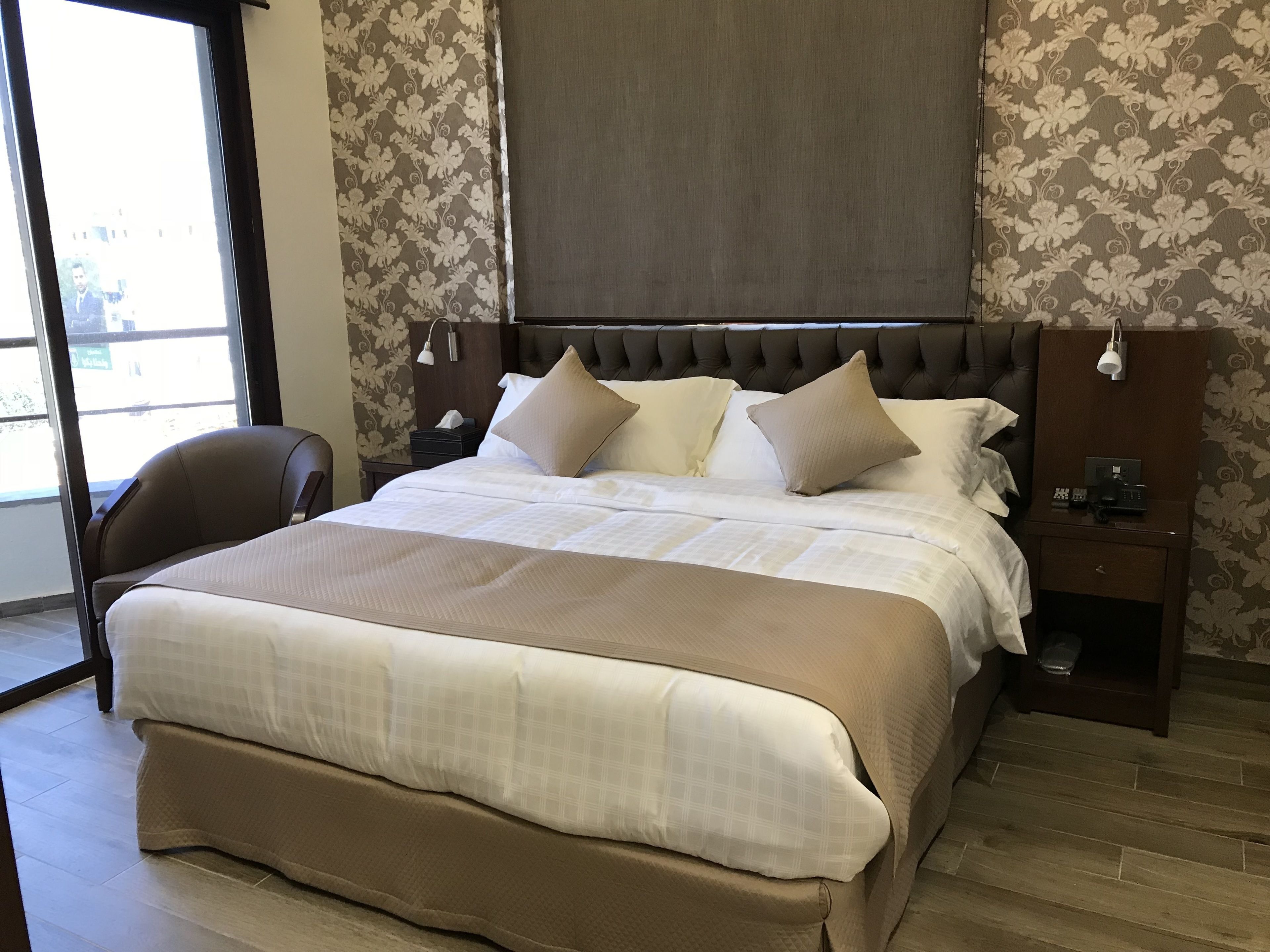 standard room, 1 king bed | premium bedding, minibar, in-room safe, desk