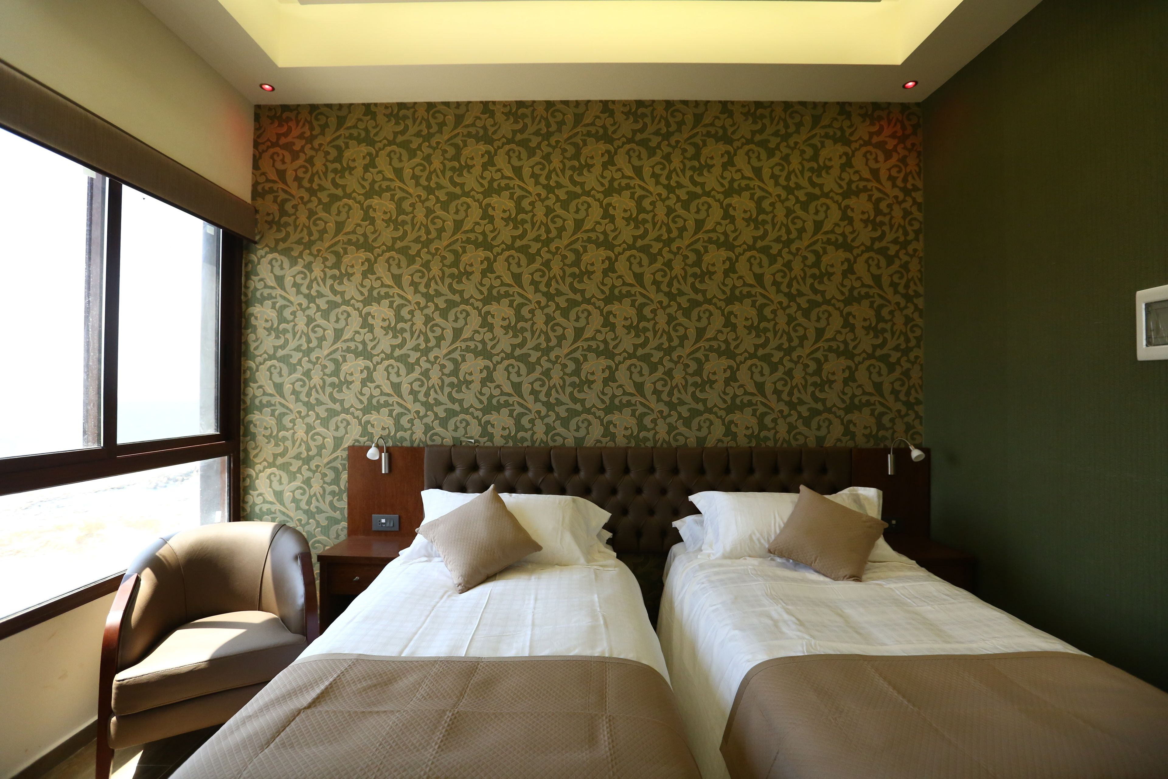 deluxe twin room, 2 single beds, partial sea view | premium bedding, minibar, in-room safe, desk