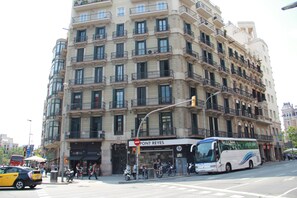 Front of property - Sleep Green - Certified Eco Youth Hostel Barcelona (Barcelona)