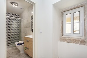 Standaard appartement, 2 slaapkamers, balkon, uitzicht op stad | Badkamer | Een douche, een haardroger, handdoeken