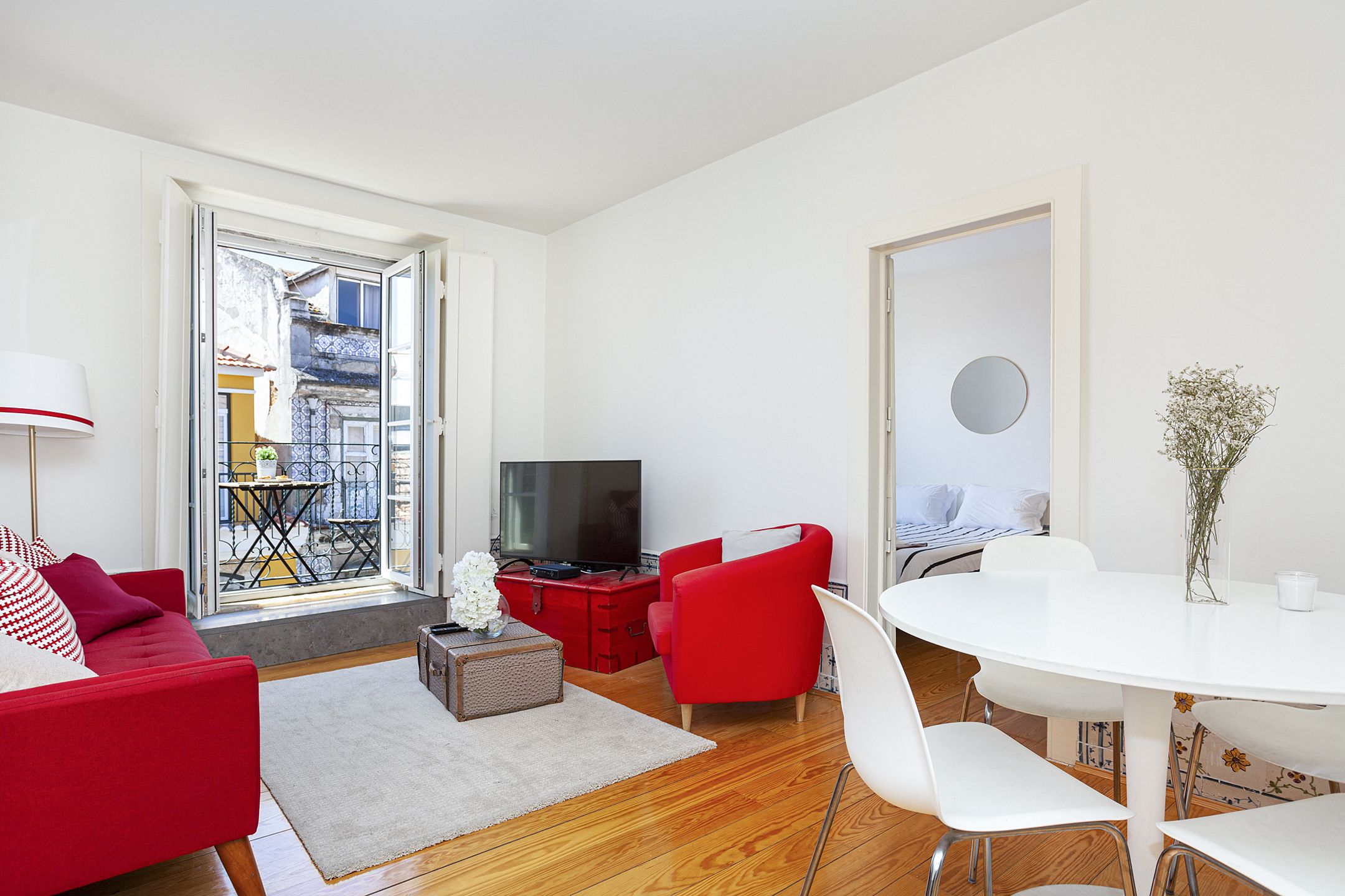 Standard-Apartment, 2 Schlafzimmer, Balkon, Stadtblick | Wohnbereich | Flachbildfernseher