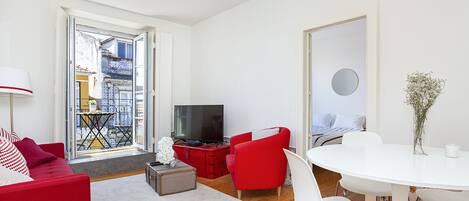 Departamento estándar, 2 habitaciones, balcón, vista a la ciudad | Área de sala de estar | Televisión de pantalla plana
