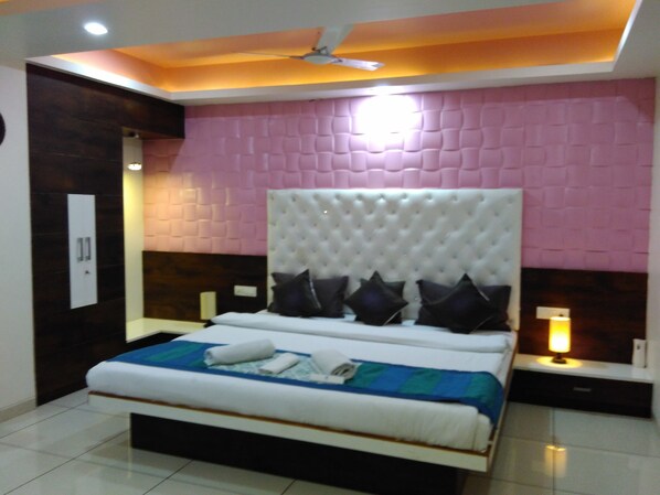 1 camera, una cassaforte in camera, una scrivania