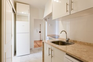 Departamento estándar, 2 habitaciones, balcón, vista a la ciudad | Cocina privada | Refrigerador con congelador, microondas, horno y parrilla de estufa