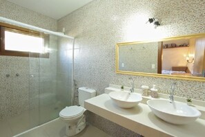 Maison | Salle de bain | Douche, articles de toilette gratuits, serviettes fournies