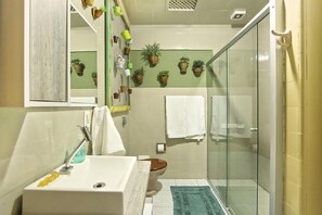 House | Bathroom | Shower, free toiletries, bathrobes, towels - My Home - Grande Central Gramado (Gramado)