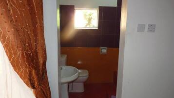 Standard Studio, Garden View | Bathroom | Shower, free toiletries