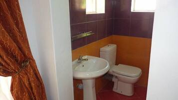 Standard Studio, Garden View | Bathroom | Shower, free toiletries