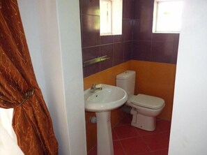 Estudio estándar, vistas al jardín | Baño | Ducha y artículos de higiene personal gratuitos