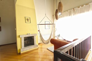 Duplex | Living room | TV, fireplace, DVD player - My Home - Solar da Serra 403 (Canela)