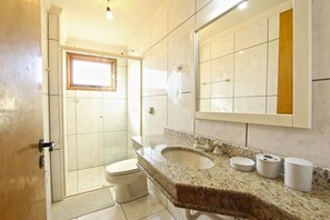 Duplex | Bathroom | Shower, free toiletries, hair dryer, towels - My Home - Solar da Serra 403 (Canela)