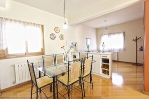 Nhà Duplex | Khu phòng khách | TV, lò sưởi, đầu đĩa DVD