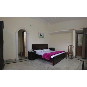 Caja de seguridad en la habitación y escritorio