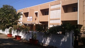 Un edificio con un letrero que dice 'Ferreira Resort'.