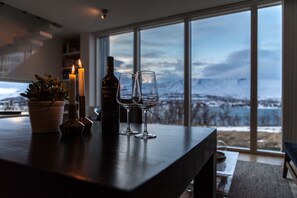Superior Apartment, 2 Bedrooms, Mountain View (2) | In-room dining - Villa Lola (Akureyri)