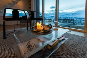 Apartamento superior, 2 quartos, vista para a montanha (2) | Área de estar | TV de tela plana