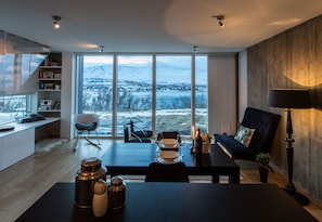 Superior-Apartment, 2 Schlafzimmer, Bergblick (2) | Wohnbereich | Flachbildfernseher