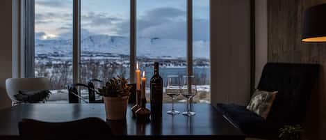 Superior Apartment, 2 Bedrooms, Mountain View (2) | In-room dining
