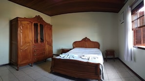 Apartamento Aconchego | Minibar, blackout curtains, bed sheets, wheelchair access