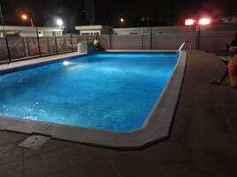 Una piscina al aire libre, camas de piscina gratis