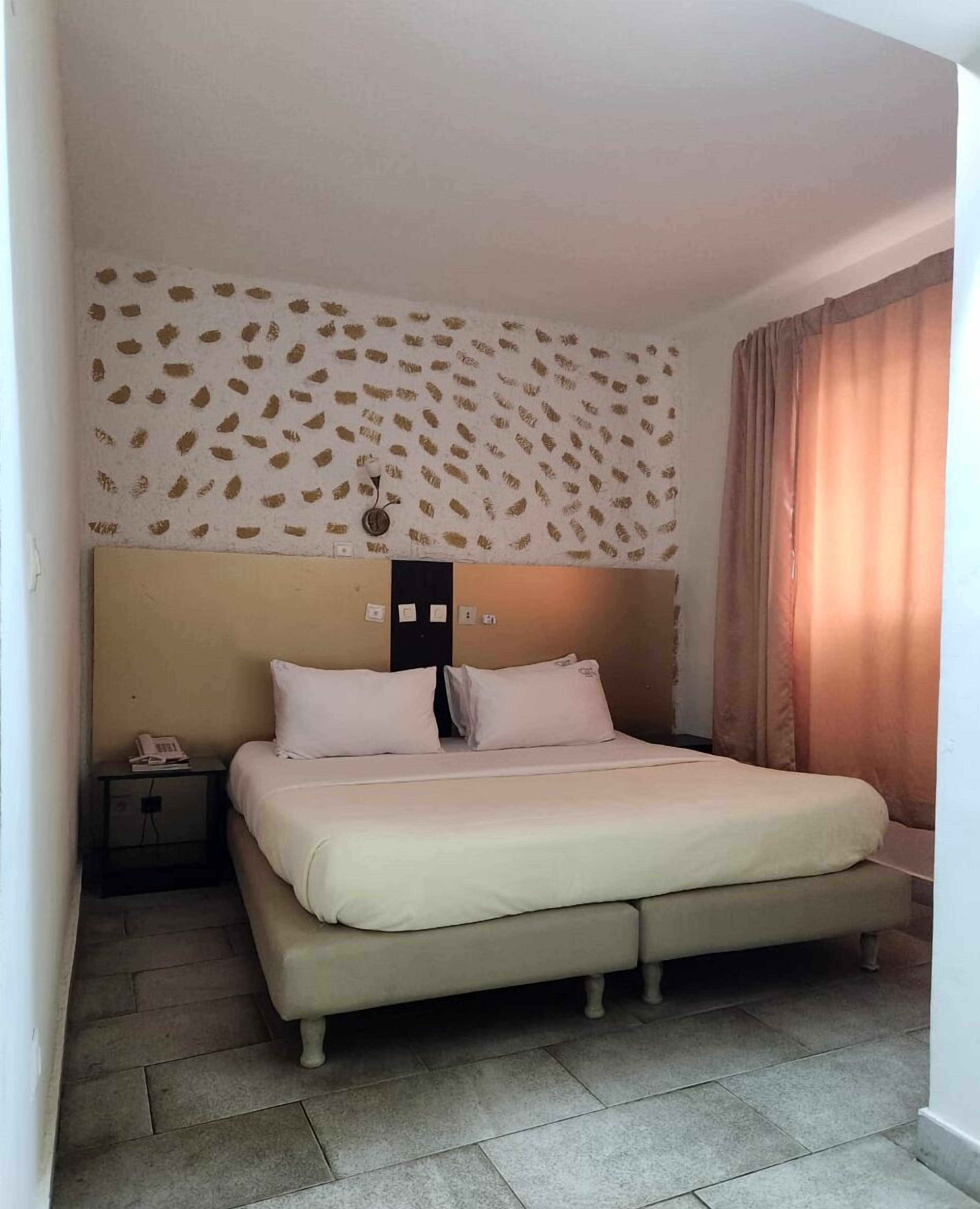 Studio | Schreibtisch, Verdunkelungsvorhänge, schallisolierte Zimmer