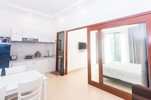Departamento Deluxe, 1 habitación | Cocineta privada | Refrigerador con congelador, microondas y parrilla de estufa 