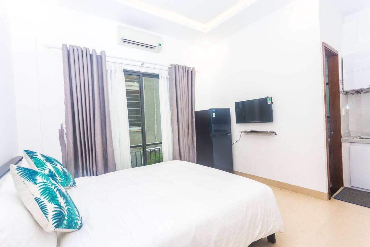 Studio | Desk, iron/ironing board, free WiFi