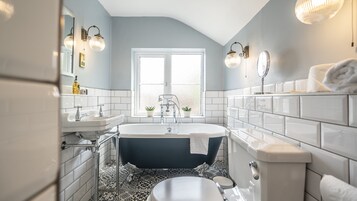 Combined shower/tub, free toiletries, hair dryer, towels