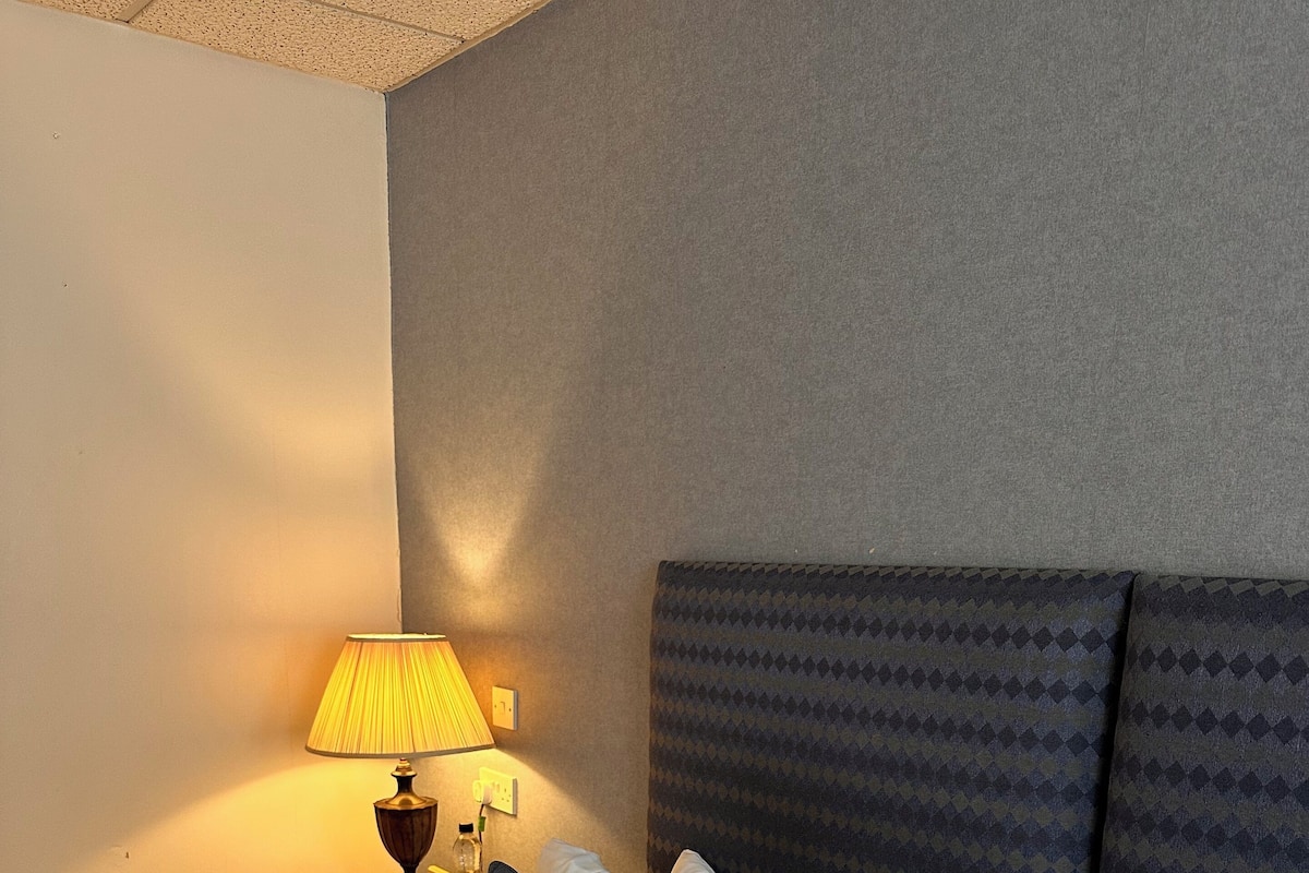 Riverside Vintage Twin | Desk, free WiFi, bed sheets