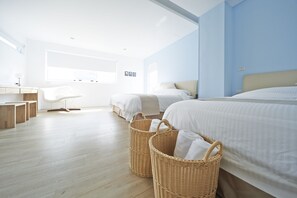 Habitación cuádruple Deluxe, terraza | Ropa de cama de alta calidad, escritorio, camas supletorias