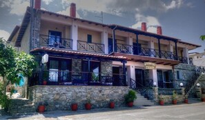 Vista frontal de la propiedad