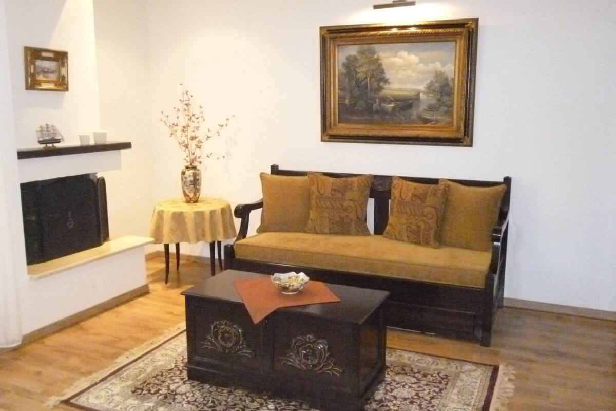 Departamento, vista al lago | Sala de estar | Televisión de pantalla plana y chimenea