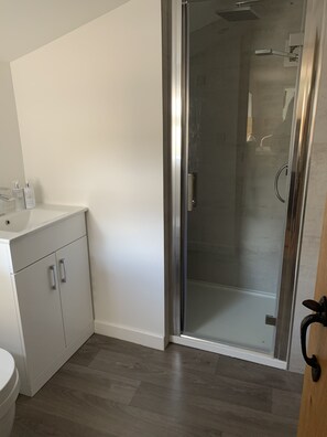 Superior Double room, (Put-up bed for 1 extra person available on request) | Bathroom | Hair dryer, towels, soap, toilet paper - Bell Cottage (Bury St Edmunds)