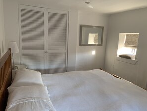 Chambre Double Deluxe | Fer et planche à repasser, lit parapluie, Wi-Fi gratuit, draps fournis