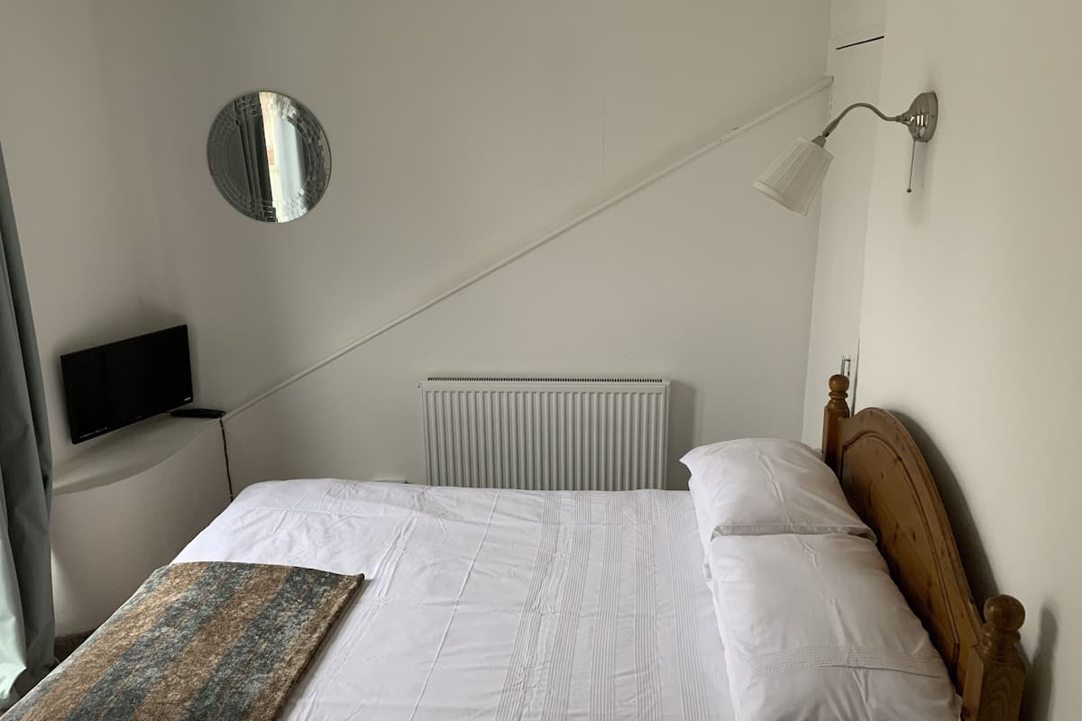 Double Room | Iron/ironing board, travel cot, free WiFi, bed sheets