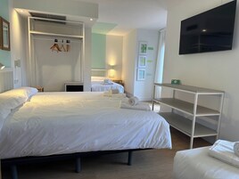 Caja fuerte, cortinas opacas, wifi gratis y ropa de cama