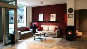 Una sala de estar moderna con sofá, mesa de centro y chimenea.